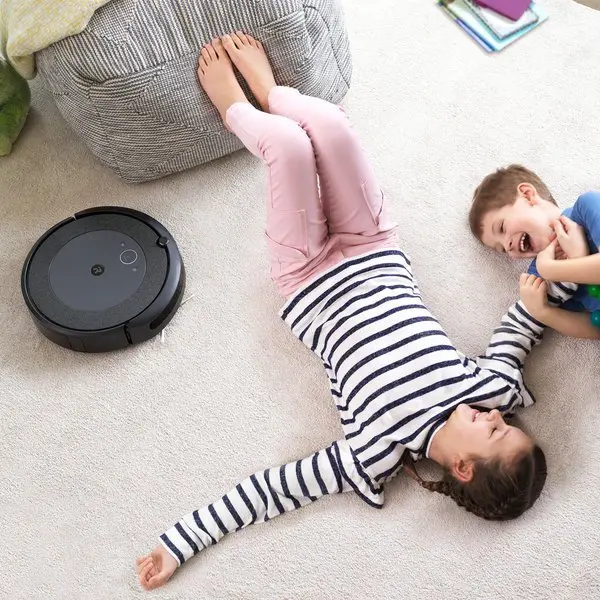 iRobot Roomba i3 plus robotstøvsuger ved siden af børn