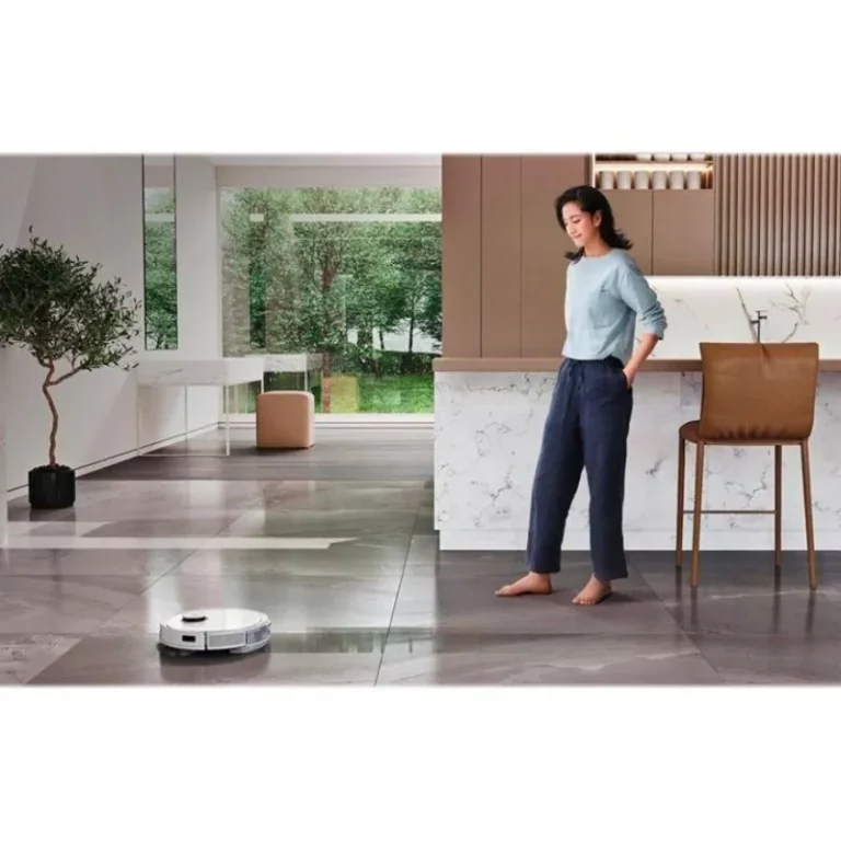 Ecovacs Deebot T9+ Robotstøvsuger hvid rengøre gulv ved siden af kvinde
