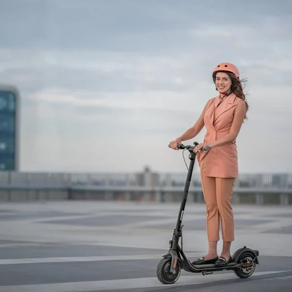 Kvinde kører på et Ninebot by Segway F20D el-løbehjul
